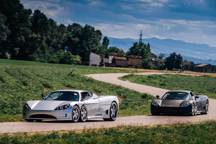 Tuy là siêu xe duy nhất được biết đến tồn tại trên thị trường, nhưng 6SW lại không phải là mẫu xe đầu tiên mang tầm nhìn về thiết kế độc đáo này. Vào năm 1962, Ford đã trình làng mẫu xe concept Ford Seattle-ite XXI với kiểu bố trí 6 bánh tương tự siêu xe 6SW ngày nay