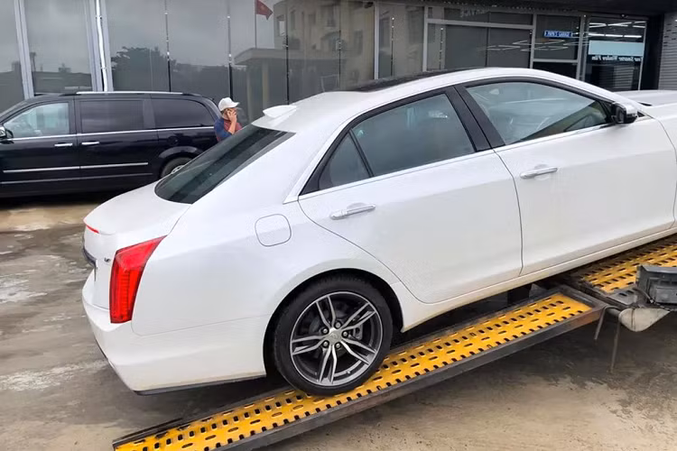 Bên dưới nắp ca-pô Cadillac CTS là khối động cơ xăng V6 dung tích 3.6L tăng áp kép (twin-turbo) cho công suất tối đa 420 mã lực tại 5.750 v/p và mô-men xoắn cực đại 583Nm có được từ 3.500 v/p. Sức mạnh được truyền xuống cầu sau (RWD) thông qua hộp số tự động 8 cấp (8AT).