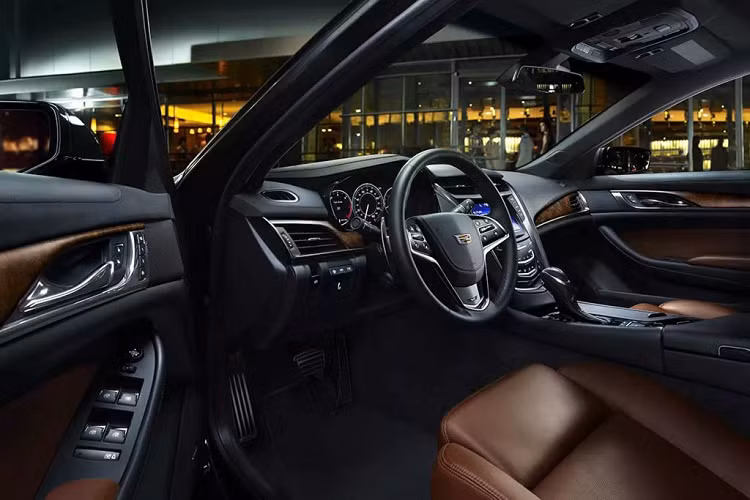 Mô-men xoắn cực đại lên đến 855Nm được tạo ra bởi động cơ V8 dung tích 6.2L siêu nạp (supercharged) chia sẻ với xe thể thao Chevrolet Corvette Z06, CTS-V là một đối thủ trực tiếp của Mercedes-AMG E63 và BMW M5 (F90).