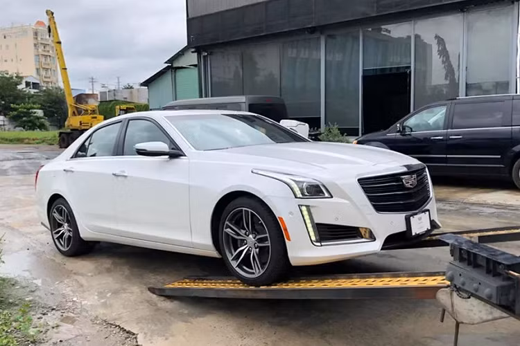 Có thể nói, đây là chiếc Cadillac CTS thế hệ mới đầu tiên được đưa về nước. Tại Việt Nam, nếu so với BMW 5 Series hay Mercedes-Benz E-Class thì ‘’tên tuổi’’ của Cadillac CTS ít được nhiều người biết đến.