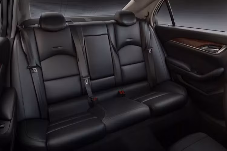 Ngay chính giữa bảng táp-lô là màn hình cảm ứng 8 inch của Cadillac hỗ trợ kết nối Apple CarPlay và Android Auto, kết nối Wi-Fi 4G LTE, màn hình tích hợp camera lùi + cảm biến đỗ xe phía sau, ba cổng USB và hệ thống âm thanh Bose 11 loa,...