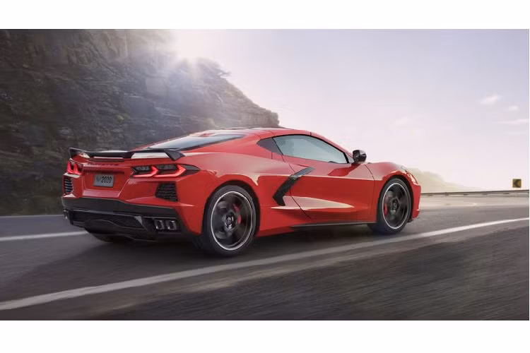 Bên cạnh những tiết lộ chi tiết về hiệu năng, Chevrolet cũng đặc biệt đề cao động cơ và hộp số mới trên Corvette. Mẫu xe sử dụng một hệ thống bơm các te khô với 3 bơm lọc, biến C8 trở thành “mẫu Stingray đua thứ thiệt nhất trong lịch sử.” Theo như lời giải thích từ Chevrolet, hệ thống bôi trơn này tạo nên một hiệu suất động cơ vượt trội ngay cả ở những nước ga đầu tiên khi vượt quá 1g. Thay đổi này còn tăng 25% khả năng làm mát so với mẫu LT1.