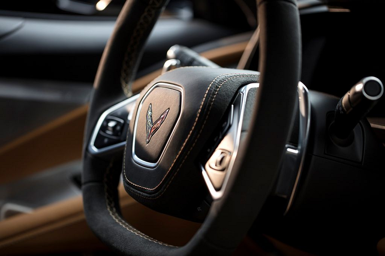 Hơn nữa, Chevrolet cũng xác nhận Corvette sẽ sử dụng một thuật toán độc quyền, tạo cảm giác phấn khích rất riêng, một sự kết nối giữa người lái và cỗ máy. Thuật toán này cho phép hộp số "hiểu" người lái hơn với khả năng "xuống số sớm hơn khi phanh cứng, giữ số khi nhấc ga và lên số đúng nhịp khi tăng tốc." Nếu điều này thành hiện thực, hộp số quả thực sẽ rất thú vị, tránh những thao tác sang chuyển không cần thiết.