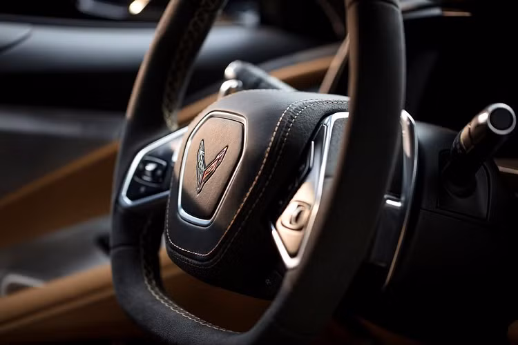 Hơn nữa, Chevrolet cũng xác nhận Corvette sẽ sử dụng một thuật toán độc quyền, tạo cảm giác phấn khích rất riêng, một sự kết nối giữa người lái và cỗ máy. Thuật toán này cho phép hộp số "hiểu" người lái hơn với khả năng "xuống số sớm hơn khi phanh cứng, giữ số khi nhấc ga và lên số đúng nhịp khi tăng tốc." Nếu điều này thành hiện thực, hộp số quả thực sẽ rất thú vị, tránh những thao tác sang chuyển không cần thiết.