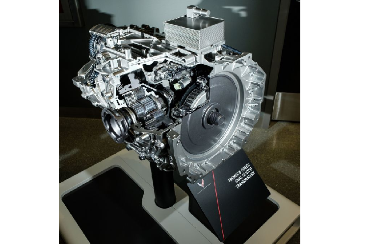 Khả năng hấp thụ và triệt tiêu lực cản gió của LT2 cũng vượt trội hơn so với mẫu xe tiền nhiệm với cách bố trí khe hút gió thấp và bướm ga 87 mm. Các tinh chỉnh nổi bật khác bao gồm phần đầu cổ nút mới và trục cam 14 mm. Chevrolet giải thích những thay đổi này “hỗ trợ buồng đốt tận dụng triệt để nguồn nhiên liệu.”