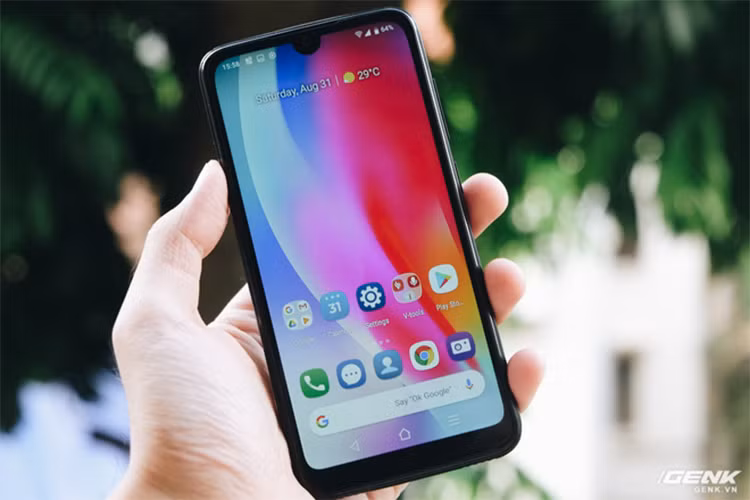 Sau những sản phẩm như Vsmart Joy 1 và Vsmart Bee, VinSmart mới đây đã tiếp tục công bố thêm một sản phẩm giá rẻ mới là chiếc điện thoại Vsmart Star mới với giá 1.99 triệu đồng. So với những sản phẩm giá rẻ trong cùng phân khúc, Vsmart Star sở hữu nhiều ưu điểm như được trang bị chip Qualcomm, camera kép, chạy Android 9 mới nhất và chế độ hậu mãi 18 tháng. Vsmart Star sở hữu mặt trước với màn hình 5.7 inch, công nghệ IPS, độ phân giải HD+.