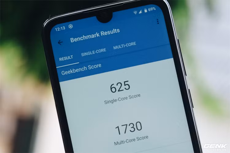 Mặc dù vậy, Snapdragon 215 không phải là một con chip mạnh, thể hiện qua điểm số Geekbench khiêm tốn. Người dùng sẽ gặp khó khăn nếu muốn trải nghiệm các tựa game 3D một cách mượt mà trên chiếc máy này. Thay vào đó, Vsmart Star phù hợp với những tác vụ cơ bản như truy cập MXH, lướt web, xem video, nghe nhạc... 