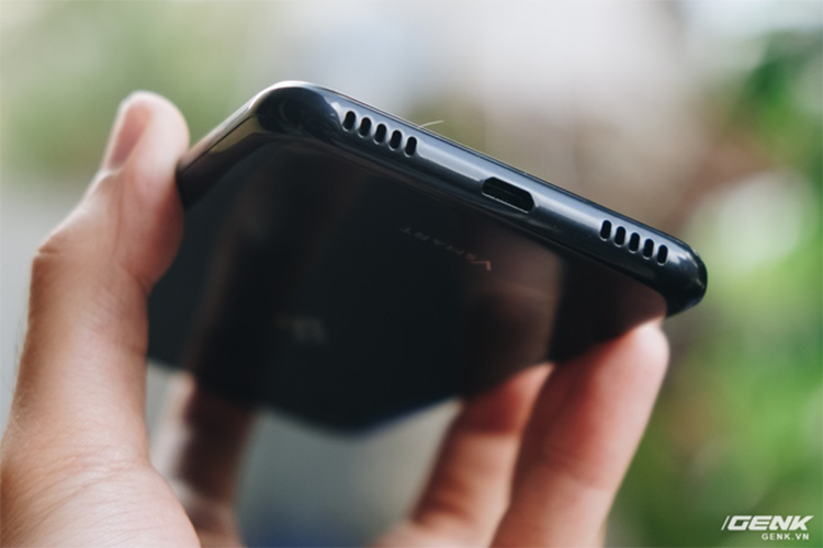 Vsmart Star hoàn toàn mới sử dụng cổng Micro USB, đi ngược lại với xu thế của cổng USB-C. Rõ ràng đây không phải là một điểm đáng khen, tuy nhiên một lần nữa có thể chấp nhận được ở phân khúc này.