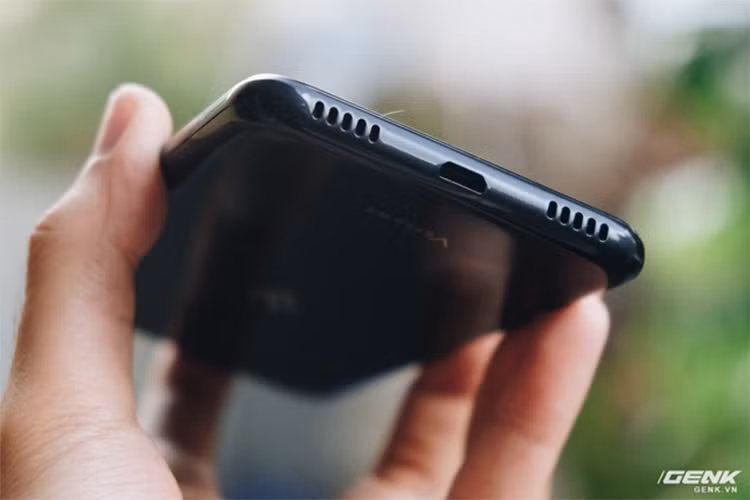 Vsmart Star hoàn toàn mới sử dụng cổng Micro USB, đi ngược lại với xu thế của cổng USB-C. Rõ ràng đây không phải là một điểm đáng khen, tuy nhiên một lần nữa có thể chấp nhận được ở phân khúc này.