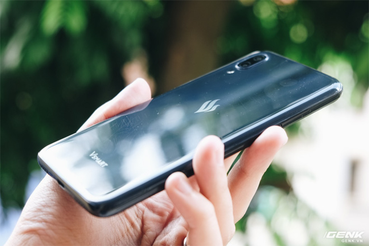 Toàn bộ phần viền và mặt lưng của Vsmart Star đều được làm bằng nhựa, dễ xước và bám bẩn. Chiếc máy của chúng tôi đã xuất hiện nhiều vết xước ở mặt lưng chỉ sau một vài ngày sử dụng. Bên cạnh màu đen, Vsmart Star còn có phiên bản màu xanh và cam, phiên bản màu cam sáng màu có lẽ sẽ không dễ bị bẩn và xước như hai phiên bản màu tối.