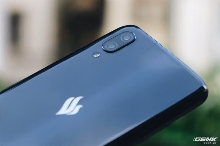 Vsmart Star là smartphone hiếm hoi trong phân khúc được trang bị camera kép, hỗ trợ chụp ảnh xoá phông. Ngay cả sản phẩm rẻ nhất của Xiaomi là Redmi 7A với giá 2.4 triệu đồng cũng chỉ được trang bị camera đơn.