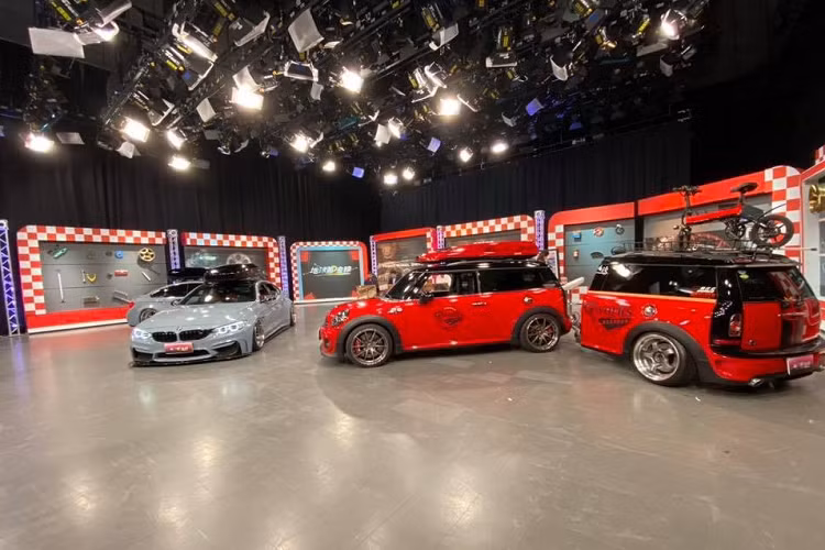 Dạo gần đây trên mạng xã hội lan truyền đoạn video quay lại cảnh tượng rất thú vị đó chính là hình ảnh một chiếc xe BMW 435i Gran Coupe di chuyển trên đường phố còn kéo theo nửa thân xe của mình khiến không ít người đi đường choáng. Được biết là trong thời gian ngắn video này đã nhận hơn hàng triệu lượt xem và hàng trăm nghìn lượt chia sẻ.