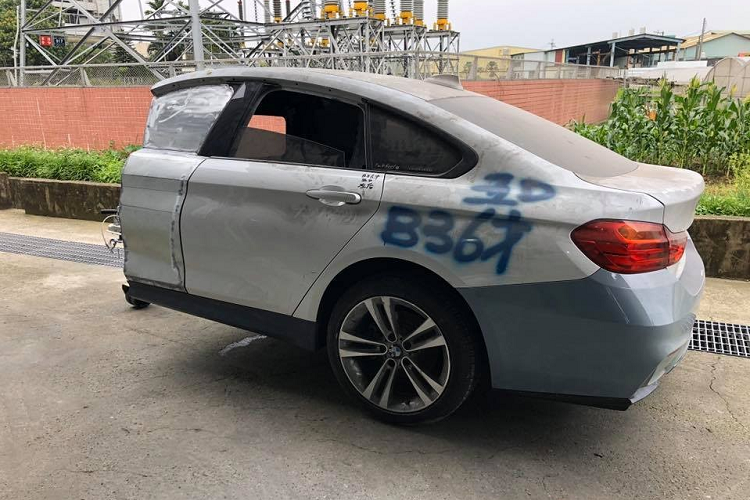 Nếu nhìn trực diện từ phía đuôi xe hoặc đầu xe rất có thể nhiều người sẽ lầm tưởng có đến hai chiếc BMW 435i Gran Coupe độ được di chuyển cùng nhau trên đường phố. Để tạo ra sản phầm độc đáo này, hãng độ dùng những chiếc xe phế thải, sau đó tạo ra thành nửa thân xe và bắt đầu dập khuôn lại cho đúng với chiếc xe mình muốn độ.