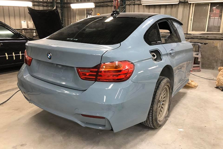 Sau đó nửa thân sau này được đem đi sơn màu giống với BMW 435i Gran Coupe. Bắt đầu độ body kit thân rộng, ống xả