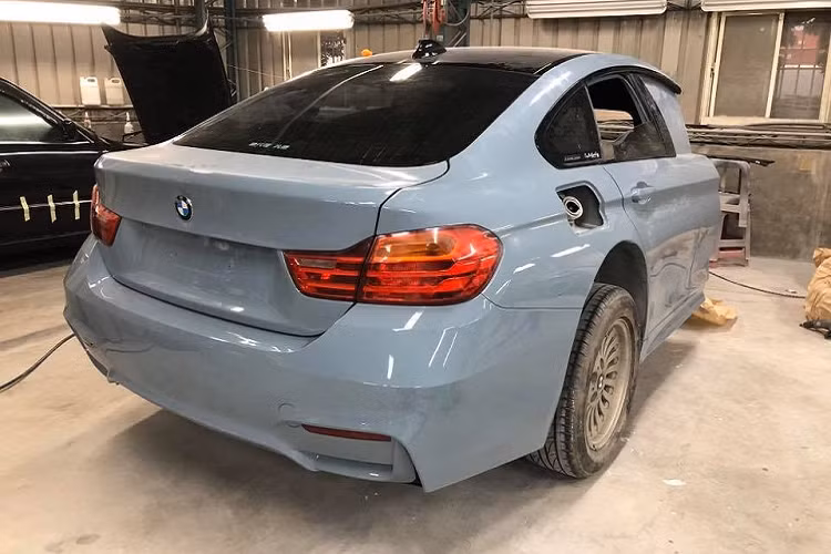 Sau đó nửa thân sau này được đem đi sơn màu giống với BMW 435i Gran Coupe. Bắt đầu độ body kit thân rộng, ống xả