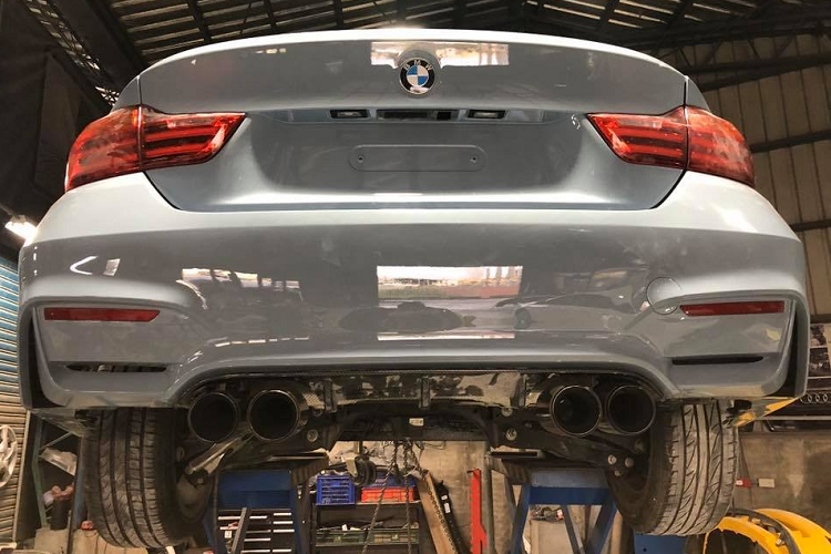 Đây chính là nửa thân sau "sao y" của chiếc BMW 435i Gran Coupe. Ra dáng một nửa chiếc BMW 435i Gran Coupe. Chiếc BMW 435i Gran Coupe thật được đem tới để kéo bản sao di chuyển thử nhằm đánh giá tình trạng