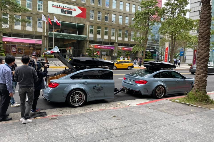 Những hình ảnh xuất hiện trên mạng xã hội cho thấy, chiếc BMW 435i Gran Coupe di chuyển trên đường phố ngoài được độ body kit thân rộng và nóc xe có thùng đựng đồ, điểm ấn tượng chính là xe còn kéo theo nửa thân xe "bản sao" của mình rất ấn tượng.