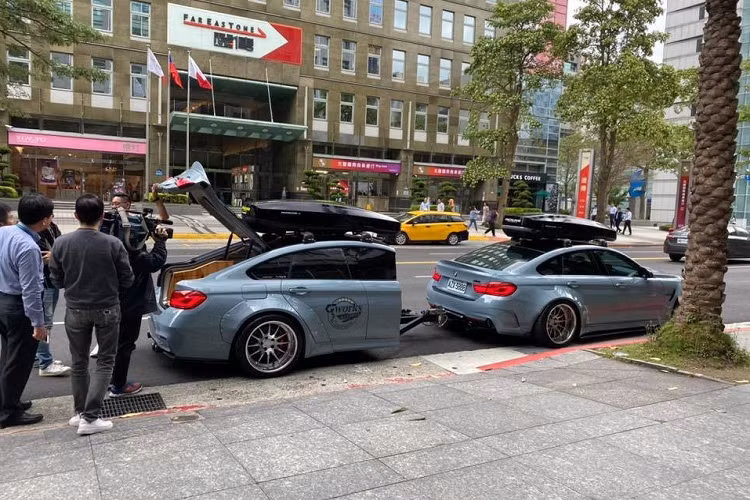 Những hình ảnh xuất hiện trên mạng xã hội cho thấy, chiếc BMW 435i Gran Coupe di chuyển trên đường phố ngoài được độ body kit thân rộng và nóc xe có thùng đựng đồ, điểm ấn tượng chính là xe còn kéo theo nửa thân xe "bản sao" của mình rất ấn tượng.