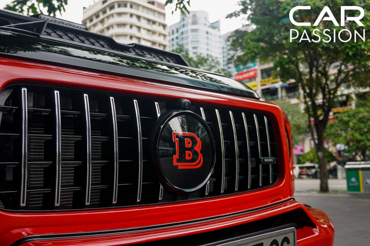 Ba hốc gió ở cản trước được mở rộng ra, hai hốc gió ở hai bên đã được lược bỏ đi phần nan cắt ngang nhằm có thể lấy gió vào làm mát cho khối động cơ V8 bên trong càng nhiều càng tốt, ngoài ra việc mở rộng các hốc gió còn giúp làm tăng hiệu suất vận hành cho mẫu SUV địa hình này khi sức cản của gió được giảm thiểu đáng kể. Logo “ngôi sao ba cánh” ở vị trí trung tâm được thay thế bằng logo của thương hiệu Brabus với hai chữ “B” màu đỏ nổi bật trên nền đen được xếp chồng lên nhau.