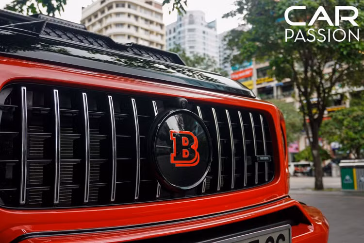 Ba hốc gió ở cản trước được mở rộng ra, hai hốc gió ở hai bên đã được lược bỏ đi phần nan cắt ngang nhằm có thể lấy gió vào làm mát cho khối động cơ V8 bên trong càng nhiều càng tốt, ngoài ra việc mở rộng các hốc gió còn giúp làm tăng hiệu suất vận hành cho mẫu SUV địa hình này khi sức cản của gió được giảm thiểu đáng kể. Logo “ngôi sao ba cánh” ở vị trí trung tâm được thay thế bằng logo của thương hiệu Brabus với hai chữ “B” màu đỏ nổi bật trên nền đen được xếp chồng lên nhau.