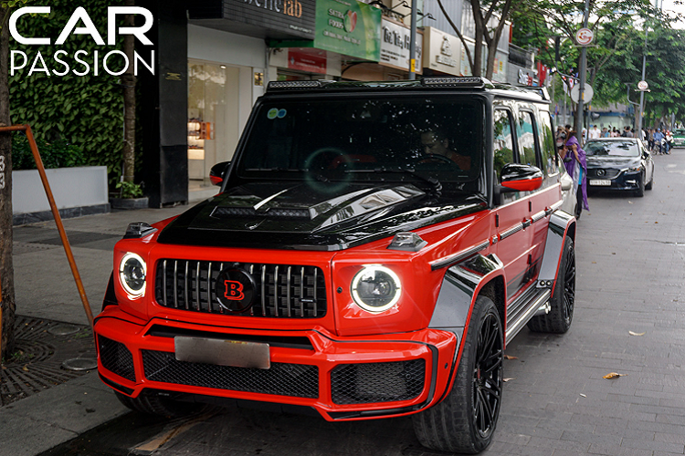 Xuất hiện trong bài viết chính là một chiếc Mercedes-Benz G63 AMG Edition 1 thuộc thế hệ mới nhất được nâng cấp với gói độ mang tên Brabus 700. Toàn bộ quá trình nâng cấp ngoại hình cho mẫu xe SUV này được thực hiện tại garage Wrapstyle, một garage nổi tiếng ở Sài Gòn với việc nâng cấp những gói độ đến từ các thương hiệu lớn như Novitec, Liberty Walk, Mansory, Vorsteiner,… cho các mẫu xe đình đám.