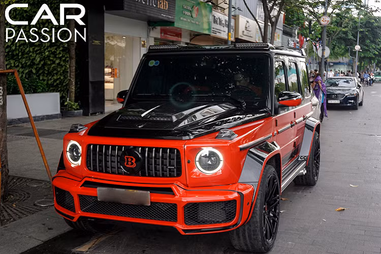 Xuất hiện trong bài viết chính là một chiếc Mercedes-Benz G63 AMG Edition 1 thuộc thế hệ mới nhất được nâng cấp với gói độ mang tên Brabus 700. Toàn bộ quá trình nâng cấp ngoại hình cho mẫu xe SUV này được thực hiện tại garage Wrapstyle, một garage nổi tiếng ở Sài Gòn với việc nâng cấp những gói độ đến từ các thương hiệu lớn như Novitec, Liberty Walk, Mansory, Vorsteiner,… cho các mẫu xe đình đám.