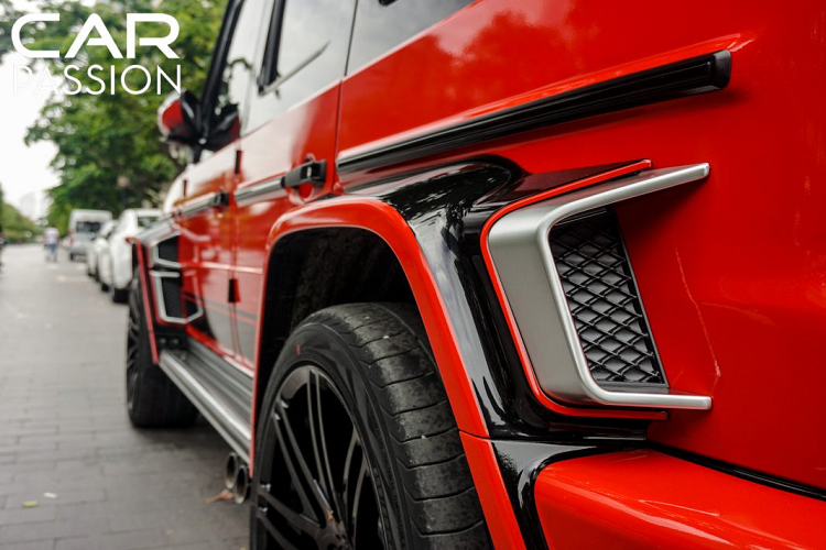 Gói độ Brabus 700 còn mang đến cho chiếc SUV G63 AMG bộ mâm đa chấu mới có kích thước lên đến 23 inch, bộ mâm đa chấu với thiết kế đẹp mắt được sơn đen bóng, kết hợp cùng bộ lốp mang thương hiệu Yokohama thay cho bộ lốp Pirelli Scorpion Zero như nguyên bản. Phía bên trong là cùm phanh được sơn đỏ nổi bật.