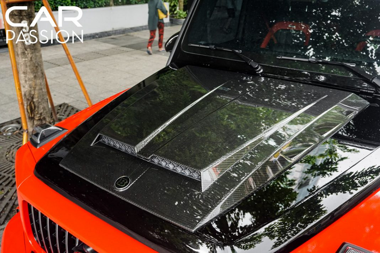 Không chỉ cải thiện hiệu năng vận hành của xe mà Brabus còn đặt dấu ấn của mình lên phiên bản G63 2019 vốn dĩ được đánh giá là mang một vẻ đẹp hiện đại và tinh tế hơn những thế hệ trước đó, các chi tiết nâng cấp như phần ốp nóc ca-pô hay các hốc gió mới được bổ sung ở phần hông xe khiến ngoại hình của Mercedes-Benz G63 AMG 2019 độ Brabus trở nên hầm hố hơn bao giờ hết, trở thành một chiến binh địa hình thực thụ.