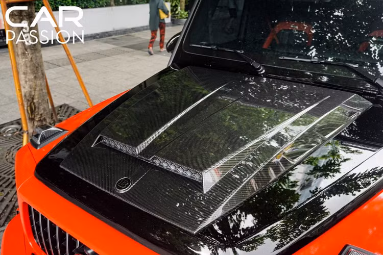 Không chỉ cải thiện hiệu năng vận hành của xe mà Brabus còn đặt dấu ấn của mình lên phiên bản G63 2019 vốn dĩ được đánh giá là mang một vẻ đẹp hiện đại và tinh tế hơn những thế hệ trước đó, các chi tiết nâng cấp như phần ốp nóc ca-pô hay các hốc gió mới được bổ sung ở phần hông xe khiến ngoại hình của Mercedes-Benz G63 AMG 2019 độ Brabus trở nên hầm hố hơn bao giờ hết, trở thành một chiến binh địa hình thực thụ.