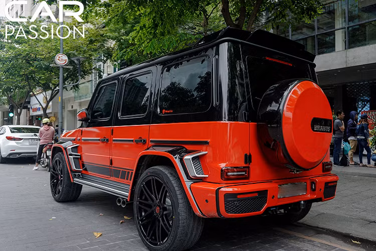 Thân xe được chia cắt với phần phía trên mang lớp sơn đen nguyên bản và phần thân dưới được đổi sang màu đỏ tưởi bằng phương pháp dán decal vừa tiết kiệm thời gian lẫn tiền bạc mà lại không gây ảnh hưởng đến lớp sơn zin nguyên bản. Giá xe Mercedes-Benz G63 AMG 2019 chính hãng hiện đang được công bố là 10,619 tỷ đồng.