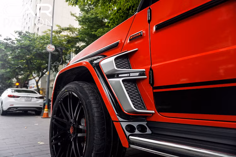 Ngoài ra, để tối ưu hóa khả năng di chuyển trên những địa hình khó khăn vào ban đêm thì Brabus cũng trang bị cho bản độ thêm hai dải đèn LED được gắn cố định trên nóc xe có khả năng chiếu sáng lên đến hàng trăm mét nhưng không gây chói cho các phương tiện di chuyển ở chiều ngược lại.