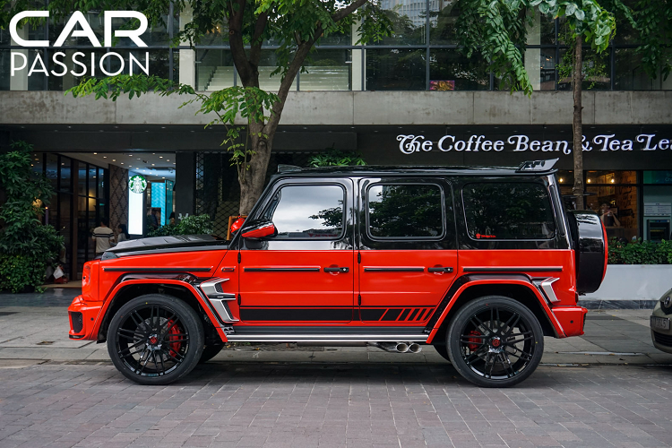 Xe sở hữu lớp sơn màu đen bóng ở ngoại thất và chính là chiếc Mercedes-Benz G63 AMG Edition 1 đầu tiên được đăng kí ra biển số tại Việt Nam nhưng trên bản độ này, có lẽ vì muốn lột xác hoàn toàn cho xế cưng của mình mà chủ nhân đã phối màu cho thân xe theo hai tông màu đỏ-đen đầy táo bạo.