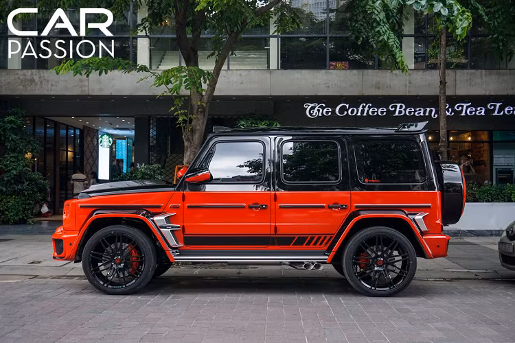 Xe sở hữu lớp sơn màu đen bóng ở ngoại thất và chính là chiếc Mercedes-Benz G63 AMG Edition 1 đầu tiên được đăng kí ra biển số tại Việt Nam nhưng trên bản độ này, có lẽ vì muốn lột xác hoàn toàn cho xế cưng của mình mà chủ nhân đã phối màu cho thân xe theo hai tông màu đỏ-đen đầy táo bạo.