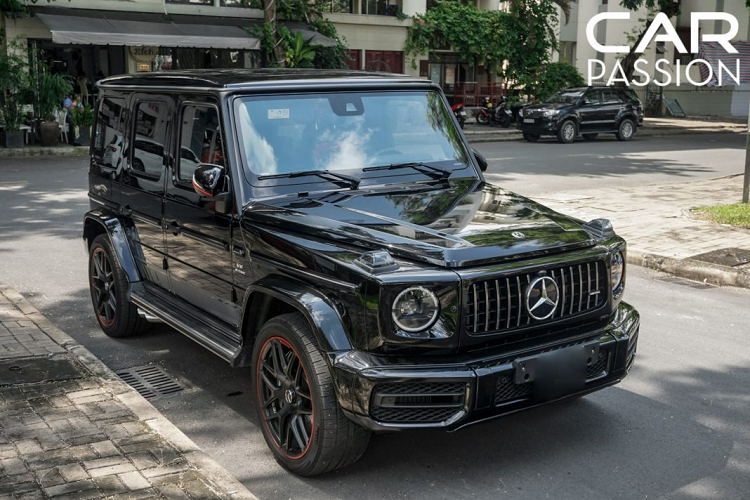 Không khó để nhận ra sự khác biệt giữa 1 chiếc Mercedes-Benz G63 AMG Edition 1 nguyên bản và chiếc được trang bị bộ bodykit Brabus 700 ngay từ cái nhìn đầu tiên, cản trước của xe được thay mới hoàn toàn và chiều ngang của thân xe được nới rộng hơn.