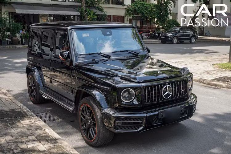 Không khó để nhận ra sự khác biệt giữa 1 chiếc Mercedes-Benz G63 AMG Edition 1 nguyên bản và chiếc được trang bị bộ bodykit Brabus 700 ngay từ cái nhìn đầu tiên, cản trước của xe được thay mới hoàn toàn và chiều ngang của thân xe được nới rộng hơn.
