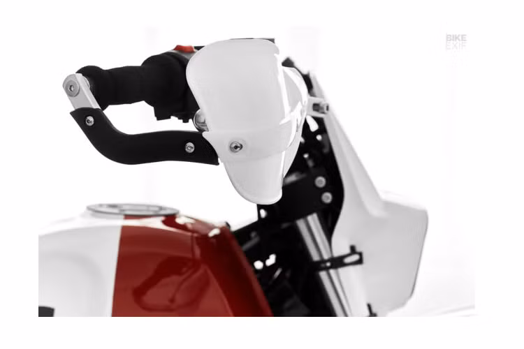 Mặc dù Himalayan nghe có vẻ hợp lý về mặt lý thuyết nhưng trên thực tế, điều đó khá là khó khăn. Tuy vậy, Karles cùng đội thợ vẫn có thể lập tức nhận thấy tiềm năng của xe để trở thành một chiếc xe đua đường trường theo phong cách thập niên 80. Nó gợi nhắc họ về những chiếc mô tô như Yamaha XT500 hay Honda XL ở thời kỳ đầu của cuộc đua Paris Dakar - những chiếc xe đơn giản, nhẹ cân và đầy đủ chức năng.