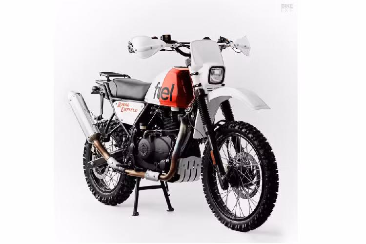 Xưởng độ xe ở Tây Ban Nha này vừa mới làm ra một chiếc scrambler phong cách cổ điển mới dành riêng cho sự kiện kể trên. Nó được làm từ một chiếc Royal Enfield Himalayan 2018 - một mẫu xe được lựa chọn bởi sự giản đơn và tỉ lệ khá gọn gàng của nó.