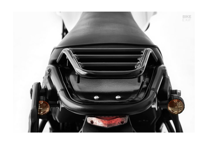 Ở đằng sau ốp đầu đèn là một tốc kế Koso nhỏ, một bộ nút gạt điều khiển đặc chế và tay nắm bằng xốp dành cho xe đua đường trường. Một trong các nút gạt điều khiển có tác dụng bật/tắt ABS của chiếc Enfield - một tính năng mới được Fuel thêm vào. Trên xe còn có một cổng sạc USB để tài xế có thể “sống ảo” mọi lúc, mọi nơi mà không lo hết pin.