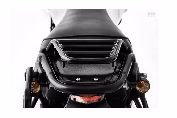 Ở đằng sau ốp đầu đèn là một tốc kế Koso nhỏ, một bộ nút gạt điều khiển đặc chế và tay nắm bằng xốp dành cho xe đua đường trường. Một trong các nút gạt điều khiển có tác dụng bật/tắt ABS của chiếc Enfield - một tính năng mới được Fuel thêm vào. Trên xe còn có một cổng sạc USB để tài xế có thể “sống ảo” mọi lúc, mọi nơi mà không lo hết pin.