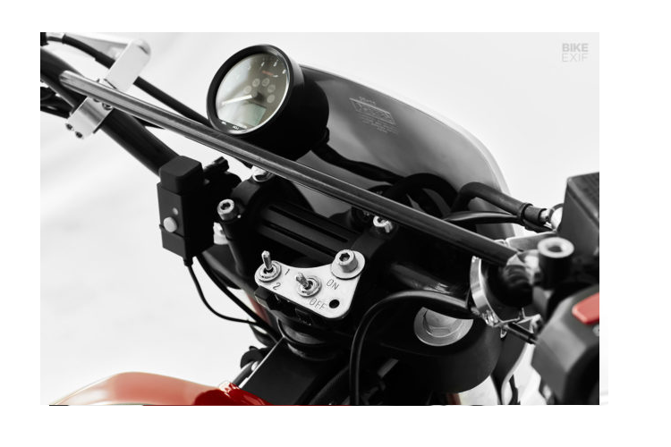 Những chỉnh sửa được Fuel thực hiện trên chiếc Himalayan một cách thông minh thay vì phải tốn nhiều sức. Họ giữ lại bình xăng nguyên bản và phần lớn khung sườn, loại bỏ tấm chắn đầu đèn vướng víu và các tấm chắn khung/bình xăng. Ở đầu xe giờ đây là đầu đèn enduro kiểu kinh điển cùng tấm chắn phù hợp và một chắn bùn lớn kiểu dirt bike. Đội thợ cũng gắn cho xe tay lái Tommaselli lớn và một bộ chắn gầm chắc chắn.