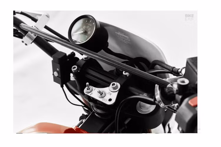 Những chỉnh sửa được Fuel thực hiện trên chiếc Himalayan một cách thông minh thay vì phải tốn nhiều sức. Họ giữ lại bình xăng nguyên bản và phần lớn khung sườn, loại bỏ tấm chắn đầu đèn vướng víu và các tấm chắn khung/bình xăng. Ở đầu xe giờ đây là đầu đèn enduro kiểu kinh điển cùng tấm chắn phù hợp và một chắn bùn lớn kiểu dirt bike. Đội thợ cũng gắn cho xe tay lái Tommaselli lớn và một bộ chắn gầm chắc chắn.