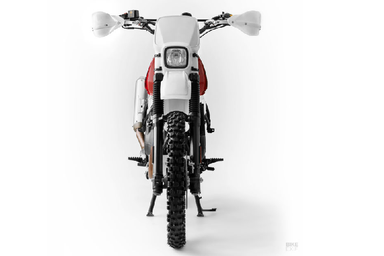 Sau đó, họ tái chế một trong những tấm chắn bình xăng, chỉnh sửa nó và gắn sang bên trái. Ngoài ra, còn có một thanh đỡ ống xả đặc chế ở bên còn lại, nâng đỡ pô hãm thanh lấy từ một chiếc Suzuki RMZ450. Fuel cũng gắn một thiết bị kiểm soát động cơ Powertronic nhưng đó là toàn bộ chỉnh sửa về khả năng vận hành. Sự ổn định và giản đơn là các yếu tố then chốt trong dự án này.