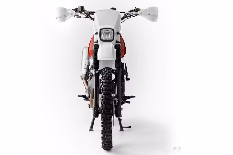 Sau đó, họ tái chế một trong những tấm chắn bình xăng, chỉnh sửa nó và gắn sang bên trái. Ngoài ra, còn có một thanh đỡ ống xả đặc chế ở bên còn lại, nâng đỡ pô hãm thanh lấy từ một chiếc Suzuki RMZ450. Fuel cũng gắn một thiết bị kiểm soát động cơ Powertronic nhưng đó là toàn bộ chỉnh sửa về khả năng vận hành. Sự ổn định và giản đơn là các yếu tố then chốt trong dự án này.