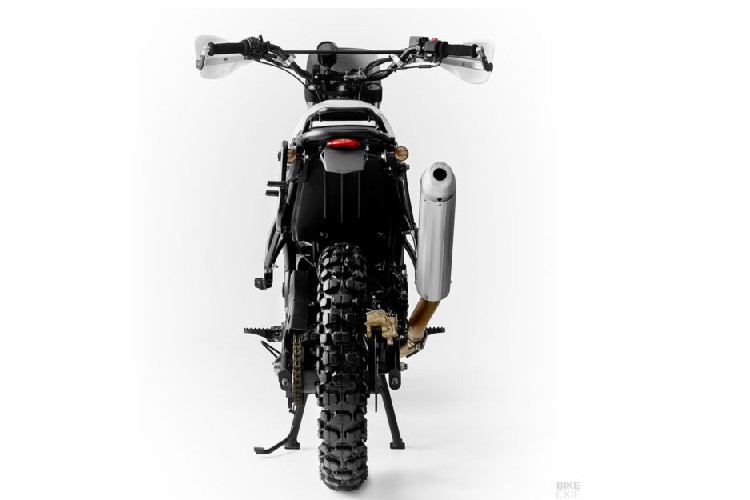 Các chi tiết góp phần hoàn thiện xe bao gồm một bộ xi nhan mới, cặp để chân có độ bám cao và cặp lốp Pirelli MT 21 Rallycross bọc ngoài cặp bánh xe với kích thước 21” ở trước và 17” ở sau. Đây là một dự án xe độ Royal Enfield Himalayan nhẹ nhàng với một màu sơn nhẹ nhàng không kém: chủ yếu là màu trắng, cộng thêm một chút chi tiết màu đỏ vừa đủ để gợi nhắc về hình ảnh quá khứ huy hoàng của Paris Dakar.