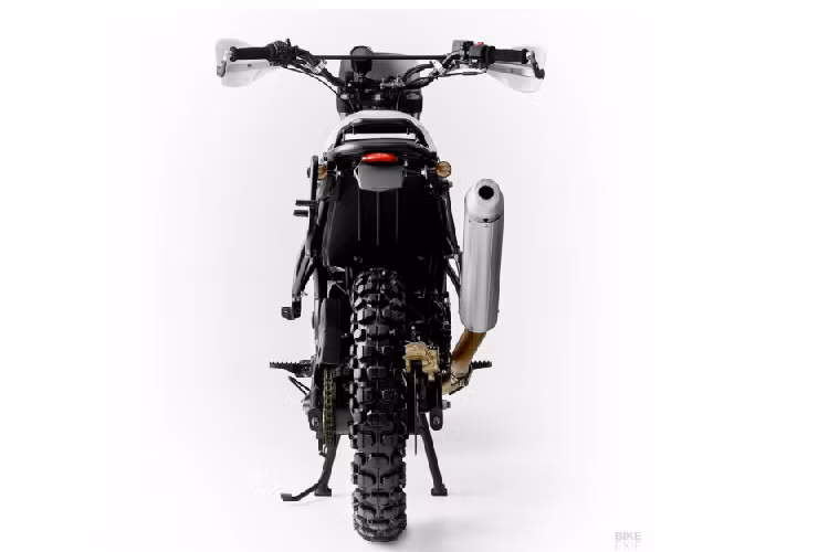 Các chi tiết góp phần hoàn thiện xe bao gồm một bộ xi nhan mới, cặp để chân có độ bám cao và cặp lốp Pirelli MT 21 Rallycross bọc ngoài cặp bánh xe với kích thước 21” ở trước và 17” ở sau. Đây là một dự án xe độ Royal Enfield Himalayan nhẹ nhàng với một màu sơn nhẹ nhàng không kém: chủ yếu là màu trắng, cộng thêm một chút chi tiết màu đỏ vừa đủ để gợi nhắc về hình ảnh quá khứ huy hoàng của Paris Dakar.