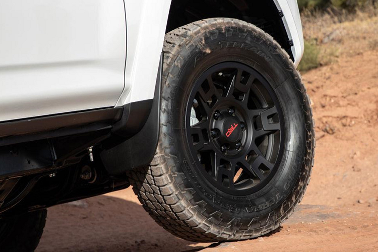 Các bản đời cao nới rộng khoảng cách tăng giá. SR5 Premium, TRD Off-Road và TRD Off-Road Premium tăng giá lần lượt thêm 2.100 USD, 1.280 USD và 2.100 USD so với bản hiện tại.