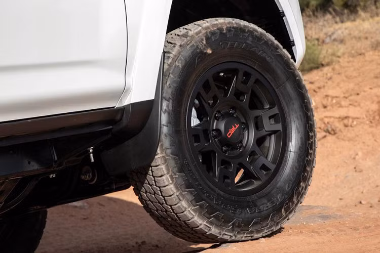 Các bản đời cao nới rộng khoảng cách tăng giá. SR5 Premium, TRD Off-Road và TRD Off-Road Premium tăng giá lần lượt thêm 2.100 USD, 1.280 USD và 2.100 USD so với bản hiện tại.