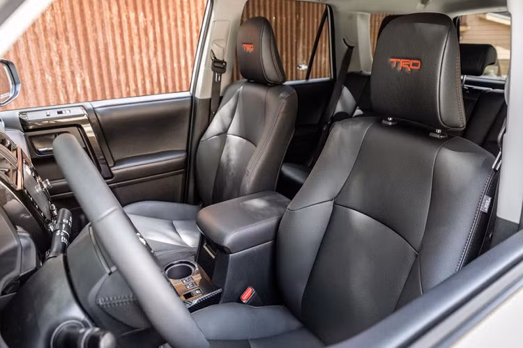 Trang bị mới cũng đồng nghĩa với giá bán 4Runner 2020 tăng thêm. CarsDirect cho biết giá xe Toyota 4Runner mới từ 37.140 USD (khoảng 861 triệu đồng) đã bao gồm cả phí giao xe tại thị trường Mỹ, tăng trung bình 800 USD so với model 2019.