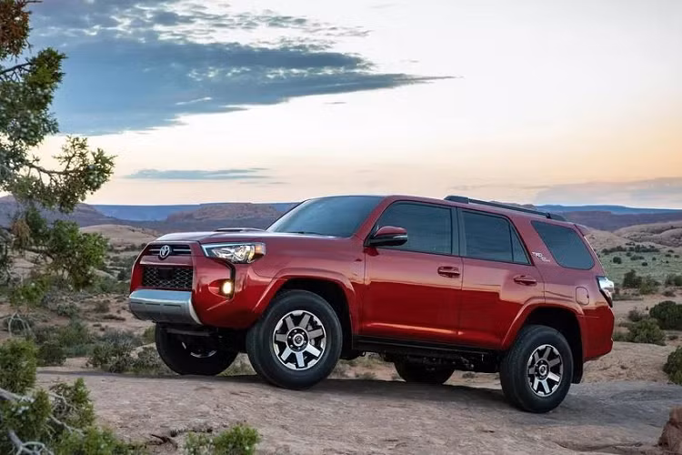 Riêng phiên bản Toyota 4Runner TRD Pro 2020 tăng giá mạnh nhất. Nếu cộng cả phí giao xe, giá bán bản này tại Mỹ là 50.885 USD (khoảng 1,18 tỷ đồng), tăng gần 3.000 USD so với model 2019.