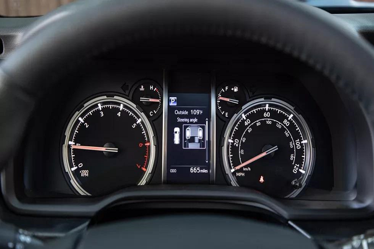 Ngoài hệ thống thông tin giải trí mới và gói tính năng an toàn, TRD Pro được bổ sung gói trang bị tiêu chuẩn, gồm kiểm soát nhiệt độ tự động, chìa khóa điều khiển từ xa với khởi động bằng nút bấm, hệ thống xả đặc trưng TRD.